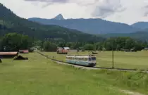 Ein Zug der Bayrischen Zugspitzbahn (BZB) auf ihrer Talfahrt, kurz vor der Station Kreuzeck-/Alpspitzbahn.

Kreuzeck-/Alpspitzbahn, 3. Juni 2018 