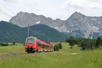 Karwendelmassiv.
Aus Innsbruck kommend rollt 2442 702 in Richtung Klais.

Klais, 3. Juni 2018