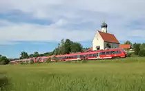 Drei mal Hamster. Drei verschiedene Startbahnhöfe, ein Ziel.
Nachschuss: Der vorderste Hamster hat seine Fahrt in Garmisch-Partenkirchen begonnen, der mittlere in Innsbruck, der hintere in Reutte in Tirol. In Garmisch trafen sie dann alle aufeinander, zur Fahrt nach München.

Eschenlohe, 3. Juni 2018 