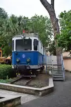 Locomotore 1 ausgestellt in Bahnmuseum Roma Porta San Paolo, aufgenommen am 23.05.2018.
Diese Lokomotive wurde 1915 von Breda (Mechanik) und General Electric (Elektrischer Teil) in nur 4 Exemplaren gebaut. Die 384 PS Starke 1650 V Gleichstromlok hatte bis 1962 sowohl Personen als auch Güterzüge gezogen.