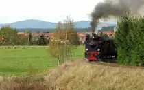 Nach der Mittagsrast in Hasselfelde geht es langsam wieder zurück, nicht ohne unseren Zug bei der Ausfahrt aus Hasselfelde mit Ort,Brocken und Hohneklippen fotografisch in Szwen zusetzen. 99 6101 am 18.10.2014