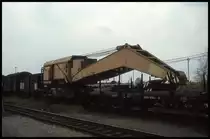 DR Schienenkran 3050-9797019-1 am 7.4.1994 im Bahnhof Oebisfelde.