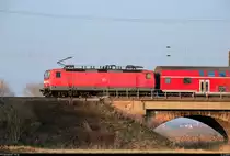 Die letzten Tage der Dosto-Wendezüge auf der S7...
Blick auf 143 871-2 der S-Bahn Mitteldeutschland (DB Regio Südost) als S 37759 (S7) von nach Halle-Nietleben nach Halle(Saale)Hbf Gl. 13a, die in der Saaleaue bei Angersdorf auf der Bahnstrecke Halle–Hann. Münden (KBS 590) fährt. [8.4.2018 | 18:58 Uhr]
