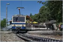 Der Rochers de Naye Bhe 4/8 301  Montreux  und der Bhe 4/8 305 warten in Glion auf die Weiterfahrt nach Montreux. Das Bild entstand auf dem Verbindungsweg zum Bahnübergang.
2. Aug. 2017