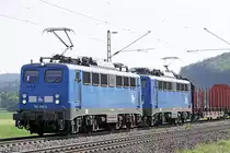 Press 140 008 mit Schwesterlok in Doppeltraktion vor leerem Holzzug am 14.06.2018  9:32 nördlich von Salzderhelden am BÜ 75,1 in Richtung Göttingen