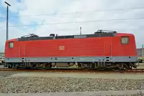 Die Elektrolokomotive 143 867-8 Anfang April 2017 in Dresden-Altstadt.
