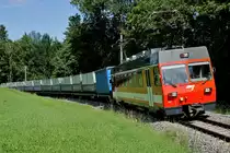 Chemins de fer du Jura, CJ.
Im Dienste der CJ haben sich die ehemaligen Frauenfeld Wil Bahn Triebwagen als starke Arbeitstiere entwickelt.
Be 4/4 617 mit einem langen Kehrichtzug auf der Fahrt nach La Chaux-de-Fonds am 14. Juni 2018.
Foto: Walter Ruetsch