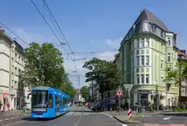 Am Mittag des 11.6.2018 ist Wagen 2142 der Rheinbahn AG, welcher eine Werbebeklebung für AirEuropa erhalten hat als Linie 707 kurz vor Erreichen der Haltestelle Essener Straße zu sehen.