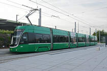 Be 6/8 Flexity 5038, auf der Linie 3, wartet an der Endstation beim Bahnhof Saint Louis. Die Aufnahme stammt vom 15.06.2018.
