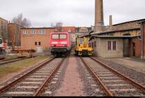 Die bereits teilweise entkernte 143 349-9 steht neben einem Baufahrzeug hinter dem Lokschuppen des DB Museums Halle (Saale) während des Osterfests. [1.4.2018 | 12:14 Uhr]
Standort: 51°29'19.2 N 11°59'08.0 E