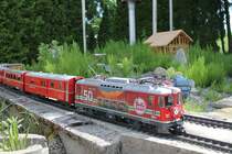 Die Ge 4/4 II 627  Ilanz  mit der Werbung für 50 Jahre LGB fährt mit ihrem Regio in kürze in den Bahnhof ein. Zusehen auf der Aussenanlage des Rheintalerischen Eisenbahn Amateure Klub. (www.reak.ch) 