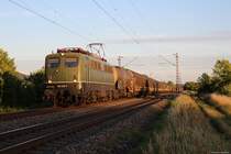 140 438-3 der BYB durchfährt, im letzten Abendlicht mit dem Henkelzug, den Ort Thüngersheim am 21.06.2018
