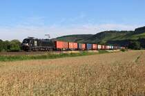 182 527 MRCE mit einem Containerzug bei Himmelstadt am 21.06.2018
