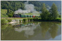 Insgesamt fünf Mal werden im Juni 2018 die Sommernostalgiefahrten auf der Pinzgaubahn von der Gastlok SKGLB 22 (Aquarius C) bespannt, ehe sie zur Taurachbahn überstellt wird. Diese Lok ist ein Einzelstück – nähere Infos findet man hier:  https://de.wikipedia.org/wiki/Heeresfeldbahnlokomotive_HF_210_E

Ex. SKGLB 22 (Aquarius C) mit dem Sommernostalgiezug 3390 von Zell am See nach Krimml, aufgenommen am 20.6.2018 in Fürth.

