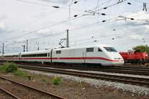 DB Fernverkehr ICE1 401 009-6 am 16.06.18 in Koblenz Lützel von einen Gehweg aus fotografiert