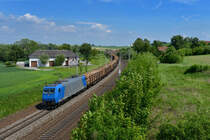 185 523 mit einem Holzzug am 23.05.2017 bei Haiding. 