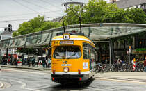 Der  Düwag-Klassiker  GT8 von der SWK (Wagennummer 626) in Krefeld an der Rheinstraße mit partytram Werbung. | Juni 2018