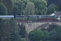 Die Dampflokomotive 18 201 Mitte Juni 2018 auf dem Wittener Ruhrviadukt.