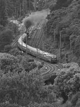 Vorne die Dampflokomotive 18 201, hinten die Elektrolokomotive 110 278-9 mit dem Rheingold wenige Minuten vor der Einfahrt in den Wittener Hauptbahnhof. (Juni 2018)