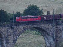 Der Elektrolokomotive 151 075-8 befährt mit einem Güterzug das Ruhrviadukt bei Witten. (Juni 2018)