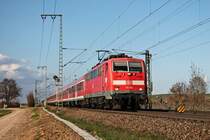 In Kürze erreicht am Nachmittag des 28.03.2017 die Freiburger 111 061 ihren nächsten Zwischenhalt in Müllheim (Baden), als sie mit ihrer RB (Offenburg - Basel Bad Bf) unterwegs gen Schweizer Grenze war.