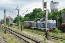 Abgestellte Dieselloks(BR 81 0417-6 u. 81 ??), eine E-Lok (BR 043 ??) dahinter Wasserkräne und der Wasserturm des BW von Fetesti.
Aufgenommen am 21.05.2018 vom IR Constanta-Bukarest.
Zu spät gesehen habe einige verrostete Dampfloks und eine Schneeschleuder auf dem BW Gelände.

