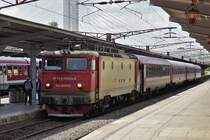 E-Lok 410 429-9 zog am 21.05.2018 den IR 1582 von Constanta nach Bukarest.
Nach 225 km pünktliche Ankunft in Bukarest-Nord - mit den besten Grüßen an die DB.
Im Hintergund die Pfeiler der Besarab Passage.
