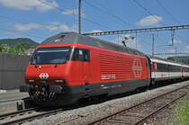 Re 460 033-4 durchfährt den Bahnhof Gelterkinden. Die Aufnahme stammt vom 19.06.2018.