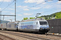 Doppeltraktion, mit den BLS Loks 465 016-4 und 465 018-0 durchfahren den Bahnhof Gelterkinden. Die Aufnahme stammt vom 19.06.2018.