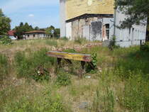 Obwohl seit 20 Jahren kein Zug mehr nach Liebenwalde kommt,ist dort dieser Prellbock noch zufinden.Aufnahme am 10.Juni 2018.