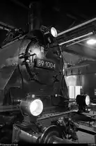 Detailblick in S/W auf 89 1004 der Traditionsgemeinschaft Bw Halle P e.V., die im Lokschuppen des DB Museums Halle (Saale) während des Osterfests steht. [1.4.2018 | 12:30 Uhr]