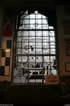 Blick auf ein Mosaikfenster mit 18 201 der Traditionsgemeinschaft Bw Halle P e.V., das es im Lokschuppen des DB Museums Halle (Saale) zu bestaunen gibt. Erst auf den zweiten Blick wurde es für mich sichtbar. Aufgrund schlechter Lichtverhältnisse leider etwas dunkel geraten. [1.4.2018 | 12:38 Uhr]