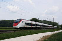 RABe 501 002 der SBB weilte Anfang Juni 2018 auf der Filstalbahn, um Testfahrten auf der Geislinger Steige zu unternehmen. Diese Fahrten enden in der Regel in Westerstetten. Am 07. Juni fand eine solche Fahrt statt. Aufgenommen wurde das Bild nahe Westerstetten, als sich der Zug wieder auf den Weg Richtung Geislingen macht.