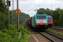 Die Cobra 2826 kommt als Umleiter aus Richtung Aachen-West mit einem Kurzen Coilzug aus Kinkempois(B) nach Köln-Gremberg(D) und fährt durch Kohlscheid in Richtung Herzogenrath,Mönchengladbach. 
Aufgenommen vom Bahnsteig 1 in Kohlscheid. 
Bei Sonne und Wolken am Nachmittag vom 21.6.2018. 