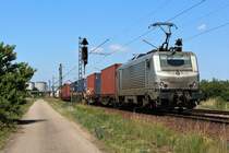 Am 20.06.2018 ist 37012 von Akiem mit einem Containerzug bei Wagäusel in Richtung Süden unterwegs.