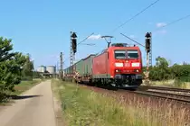 Am 20.06.2018 ist 185 184 mit einem KLV Zug bei Waghäusel in Richtung Süden unterwegs.