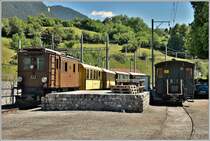 Neben der Ge 2/4 222 pausiert der Gegenzug mit der Ge 4/6 353 nach Samedan. (23.06.2018)