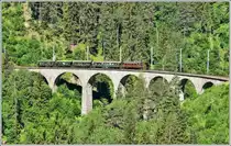 Anlässlich der Generalversammlung Club 1889, Historic RhB in Filisur verkehrten heute zwei Nostalgiezüge von Landquart nach Samedan mit der Ge 4/6 353 und Samedan nach Landquart mit der Ge 2/4 222. Ge 4/6 353 mit Extrazug 2121 auf dem Schmittentobelviadukt. (23.06.2018)