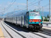 Treno regionale von Trenitalia trifft im Bahnhof Arezzo ein (Kurs Firenze SMN - Roma Termini); Juni 2018.