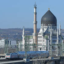 Als ich Anfang April 2018 morgens aus dem Hotelfenster schaute, fühlte ich mich im ersten Moment nicht, als wäre ich in Dresden. Auf dem zweiten Blick entdeckte ich den Intercity-Zug der DB auf der Marienbrücke vor dem ehemaligen Fabrikgebäude der Zigarettenfabrik Yenidze.