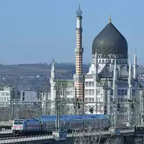 Als ich Anfang April 2018 morgens aus dem Hotelfenster schaute, fühlte ich mich im ersten Moment nicht, als wäre ich in Dresden. Auf dem zweiten Blick entdeckte ich den Intercity-Zug der DB auf der Marienbrücke vor dem ehemaligen Fabrikgebäude der Zigarettenfabrik Yenidze.