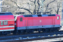Die Elektrolokomotive 143 828-2 Anfang April 2018 auf der Marienbrücke in Dresden.