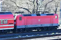 Die Elektrolokomotive 143 828-2 Anfang April 2018 auf der Marienbrücke in Dresden.