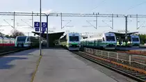 Ein Triebwagen Sm3 und drei Triebwagen Sm4 stehen im Bahnhof Riihimäki, 20.5.15