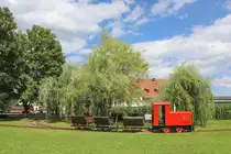 Stilecht mit 3 Kipploren präsentiert sich eines der vielen Schmuckstücke am Gelände der Feldbahn Stainz. 
23. Juni 2018