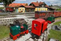 Reichlich Auswahl an Fahrzeugen gibt es auf dem Gelände der Feldbahn Stainz zu sehen . 
Gestern öffneten Max und Karl Heinz die Tore des Lokschuppens um einige Exemplare herzuzeigen. 
In erster Reihe die einstige Werks-Lok des Ziegelwerkes Gleinstätten die nach Jahrzehnte langem Stillstand eine Renaissance erleben durfte. 
23.06.2018   