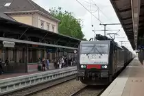 DB BAHNHOF BADEN-BADEN.
Güterzugsdurchfahrt in Richtung Karlsruhe mit der MRCE 189-115, ES 64 F4-115 am 21. Juni 2018.
Foto: Walter Ruetsch
