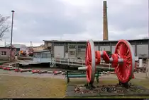 Blick auf die Drehscheibe und Teile des Lokschuppens des DB Museums Halle (Saale) während des Osterfests. Im Vordergrund steht der Treibradsatz der ehem. Lok 19 015. Der linke Mast ist im Übrigen wirklich etwas schief und nicht verzeichnet. [1.4.2018 | 12:54 Uhr]