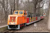 Am Osterwochenende wurden auf der Parkeisenbahn  Peißnitzexpress  Halle (Saale) Osterfahrten angeboten. Saisonstart war jedoch erst am 1. Mai.
399 611-3 erreicht auf ihrer Rundfahrt den Hp Bürgerbrücke. [1.4.2018 | 13:39 Uhr]
