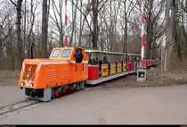 Am Osterwochenende wurden auf der Parkeisenbahn  Peißnitzexpress  Halle (Saale) Osterfahrten angeboten. Saisonstart war jedoch erst am 1. Mai.
399 611-3 verlässt auf ihrer Rundfahrt den Hp Bürgerbrücke am gestörten Bahnübergang. [1.4.2018 | 13:40 Uhr]